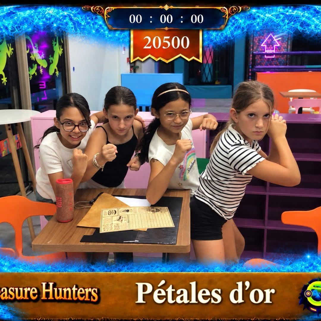 Équipe de quatre filles posant à la fin d'une chasse au trésor